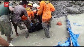 VIDEO: Tim SAR Kembali Temukan Korban Tambang Emas Longsor