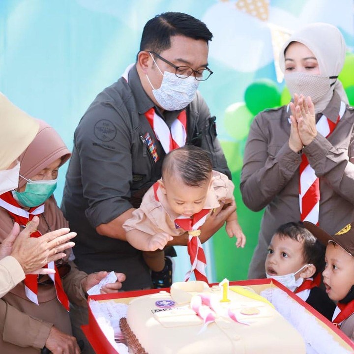 <p>Momen Arkana tiup lilin ulang tahun di kuenya yang berbentuk baju pramuka. Lucu dan menggemaskan ya, Bunda? (Foto: Instagram @ridwankamil)</p>