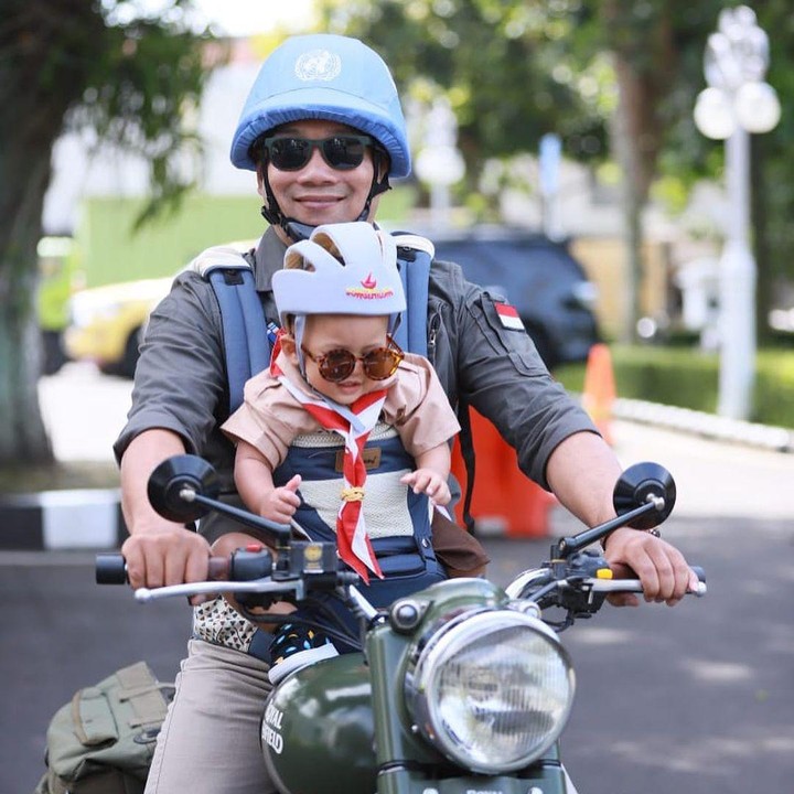<p>Arkana dibonceng depan oleh sang ayah, enggak lupa juga pakai kacamata hitam, hi-hi-hi. Kita doakan semoga Arkana tumbuh menjadi anak saleh dan berbakti ya, Bunda. (Foto: Instagram @ridwankamil)</p>