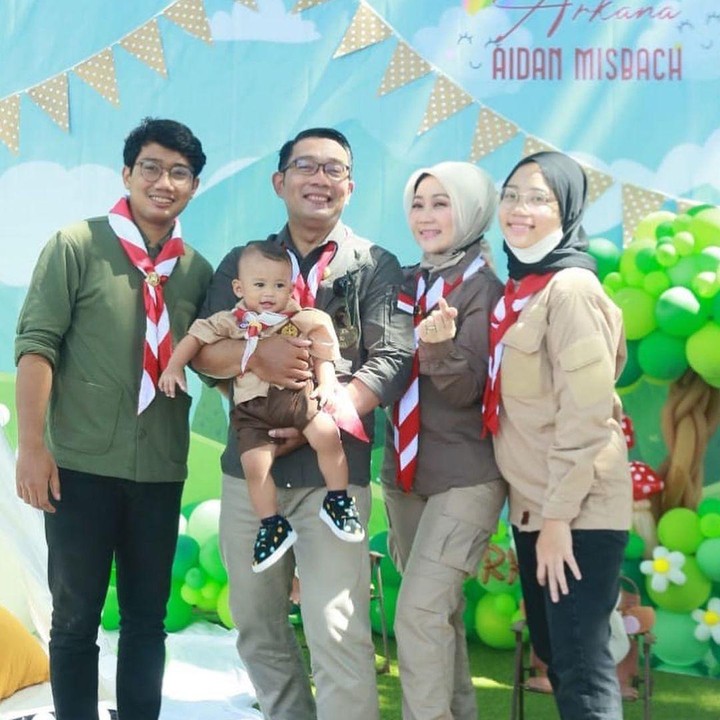 <p>Perayaan ulang tahun Arkana bertema pramuka, Bun. Dari Ridwan Kamil, Atalia, hingga dua anaknya yang besar turut mengenakan dresscode berupa seragam pramuka. (Foto: Instagram @ridwankamil)</p>
