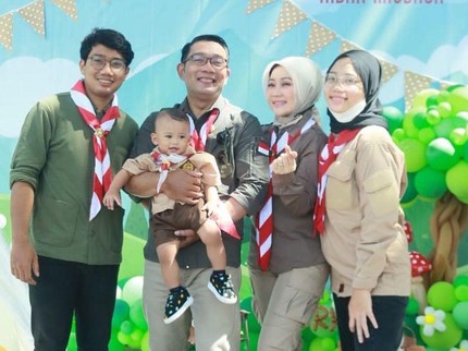7 Foto Ulang Tahun Pertama Anak Angkat Ridwan Kamil, Gemas Bun!