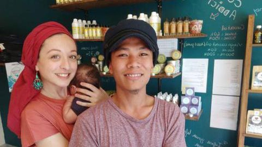Viral pria yang berhasil memikat hati bule asal Prancis.