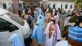 FOTO: Ratusan Gadis Korban Penculikan di Nigeria Dibebaskan Sebanyak 279 siswi yang diculik dari asrama sekolah di Zamfara, Nigeria telah dibebaskan pada Selasa (2/3).