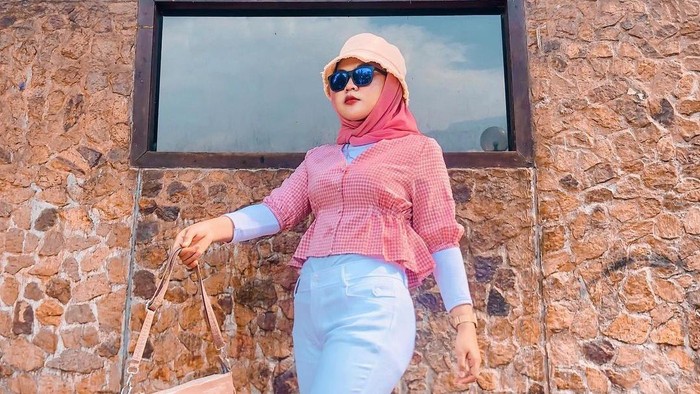 5 Ide Outfit Hijab dengan Peplum Top, Bikin Kesan Langsing dan Stunning