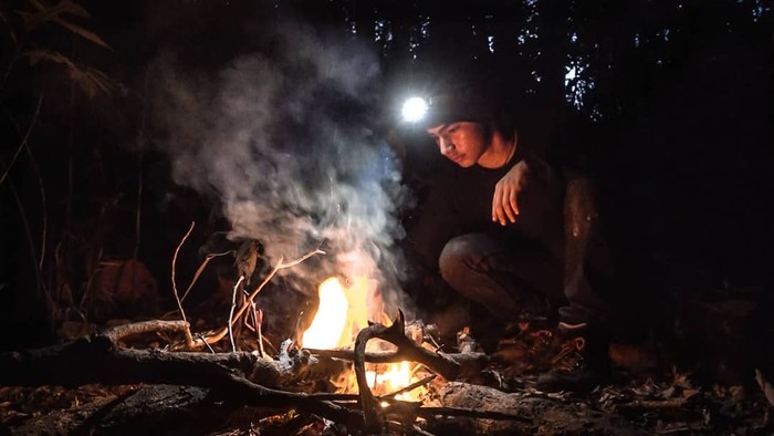 Andrew Ananda Brule, remaja tampan ini jadi topik hangat berkat konten video Youtube tentang pengalamannya tinggal di hutan Kalimantan sendirian selama 24 jam. Saat ini videonya telah ditonton lebih dari 3 juta viewers lho (Foto: instagram/andrewkalaweit)