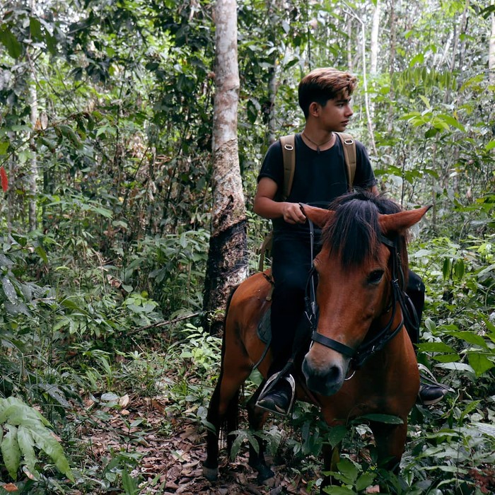 Andrew Kalaweit ternyata memang telah terbiasa dengan hutan Kalimantan, Ladies. Dalam foto di Instagramnya dia seringkali membagikan momen saat menjelajah hutan. Salah satunya saat naik kuda menyusuri hutan ini. (Foto: instagram/andrewkalaweit).