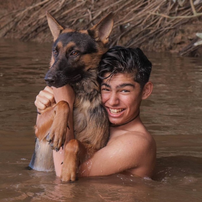 Tak hanya sosok Andrew yang jadi sorotan, anjing peliharaannya yang bernama Puma juga sukses menyita perhatian. Kesetiaan Puma tiap kali menemani Andrew berpetualang menjadi sesuatu yang menarik untuk diikuti (Foto: instagram/andrewkalaweit).