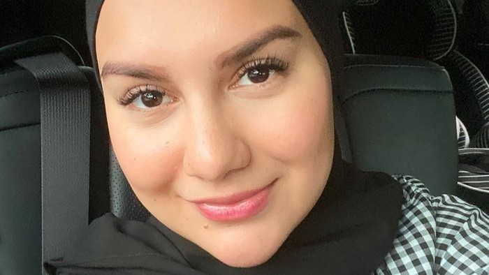 8 Gaya Hijab Artis Cantik Irish Bella, No Ribet!