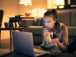 Nonton Video Terlalu Lama Bikin ke Kamar Mandi Makin Sering