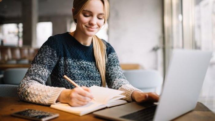 Jika kamu memiliki kesempatan, mengambil gap-year selama setahun dan pergi ke luar negeri akan memberikan kamu kesempatan untuk mempelajari bahasa baru.