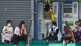 FOTO: Dampak Ekonomi Akibat Kudeta Militer Myanmar Kondisi politik Myanmar tengah bergejolak akibat kudeta militer. Kudeta militer terjadi di tengah krisis ekonomi Myanmar akibat pandemi covid-19.