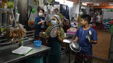 FOTO: Dampak Ekonomi Akibat Kudeta Militer Myanmar Kondisi politik Myanmar tengah bergejolak akibat kudeta militer. Kudeta militer terjadi di tengah krisis ekonomi Myanmar akibat pandemi covid-19.