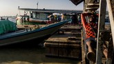 FOTO: Dampak Ekonomi Akibat Kudeta Militer Myanmar Kondisi politik Myanmar tengah bergejolak akibat kudeta militer. Kudeta militer terjadi di tengah krisis ekonomi Myanmar akibat pandemi covid-19.
