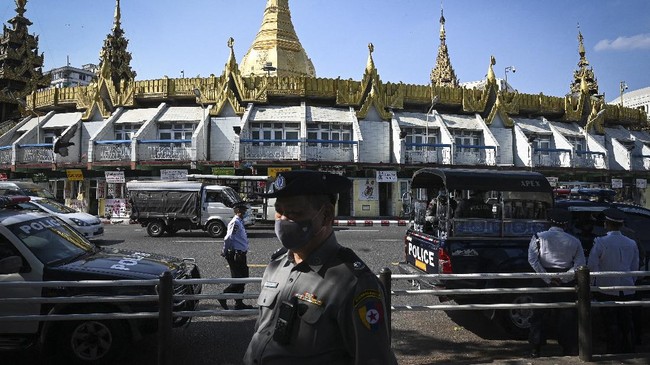 Puluhan warga Myanmar telah berkumpul di perbatasan India lari dari kudeta di Myanmar.