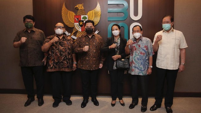 Menteri BUMN Erick Thohir menggelar reunian dengan 5 menteri BUMN pendahulunya, Tanri Abeng, Laksamana Sukardi, Soegiharto, Mustafa Abubakar dan Rini Somarno.
