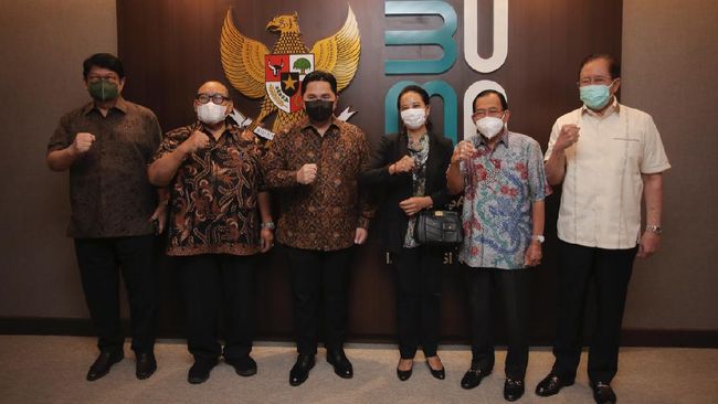 Erick Thohir Reunian Bersama 5 Mantan Menteri BUMN Menteri BUMN Erick Thohir menggelar reunian dengan 5 menteri BUMN pendahulunya, Tanri Abeng, Laksamana Sukardi, Soegiharto, Mustafa Abubakar dan Rini Somarno.