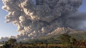 FOTO : Gunung Sinabung Kembali Muntahkan Awan Panas