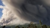 FOTO : Gunung Sinabung Kembali Muntahkan Awan Panas Gunung Sinabung erupsi dengan mengeluarkan awan panas guguran sejauh 4.500 meter dan tinggi kolom abu sejauh 5.000 meter, Selasa (2/3) pagi.