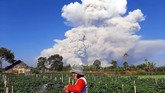 FOTO : Gunung Sinabung Kembali Muntahkan Awan Panas Gunung Sinabung erupsi dengan mengeluarkan awan panas guguran sejauh 4.500 meter dan tinggi kolom abu sejauh 5.000 meter, Selasa (2/3) pagi.