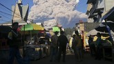 FOTO : Gunung Sinabung Kembali Muntahkan Awan Panas Gunung Sinabung erupsi dengan mengeluarkan awan panas guguran sejauh 4.500 meter dan tinggi kolom abu sejauh 5.000 meter, Selasa (2/3) pagi.