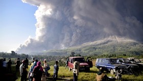 Sinabung Kembali Erupsi, Kolom Abu Capai 2.000 Meter