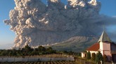 FOTO : Gunung Sinabung Kembali Muntahkan Awan Panas Gunung Sinabung erupsi dengan mengeluarkan awan panas guguran sejauh 4.500 meter dan tinggi kolom abu sejauh 5.000 meter, Selasa (2/3) pagi.