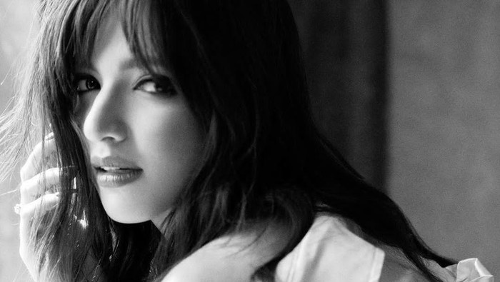 Hanya dengan Tambahan Poni, Tampilan 7 Selebriti Ini Jadi Imut Maksimal