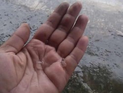 Hujan Es Melanda Kawasan Wisata Tawangmangu Karanganyar