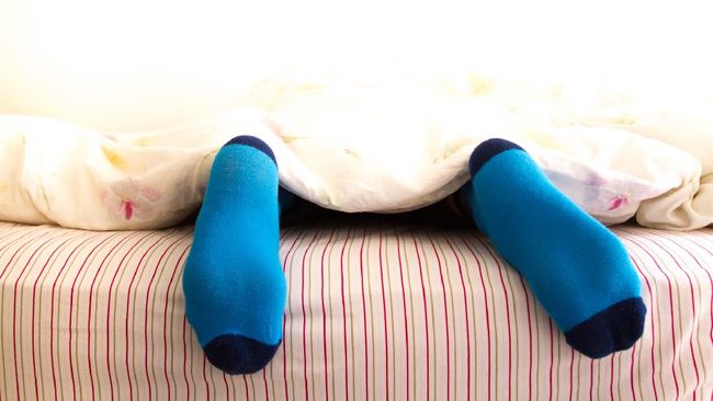 Penggunaan kaus kaki dalam bercinta disebut memiliki pengaruh terhadap orgasme. Berikut pengaruhnya.