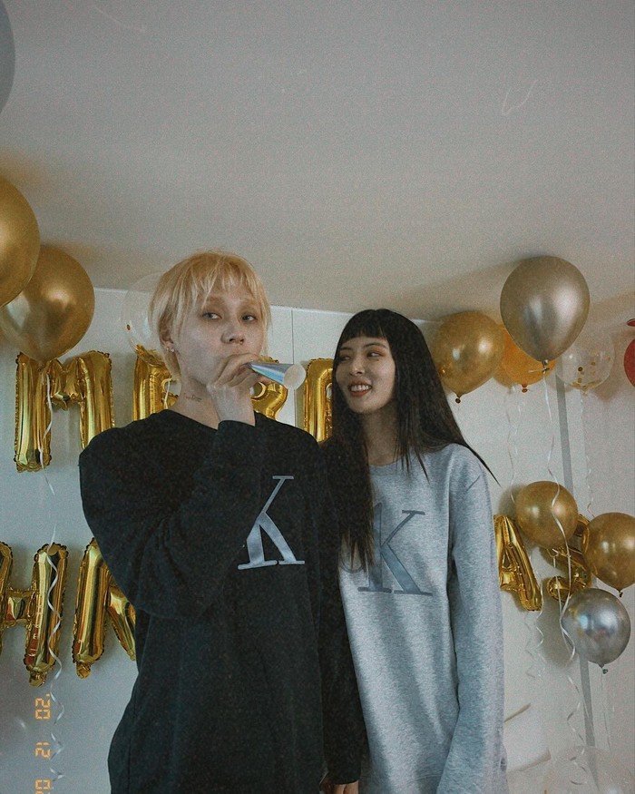 Natal lalu dirayakan bersama dengan menghias kamar menggunakan balon (foto: instagram/com/hyunah_aa)