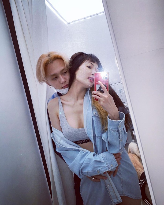 Berfoto di depan cermin sembari memeluk pasangan membuat keromantisan mereka makin terpancar (foto: instagram.com/hyunah_aa)