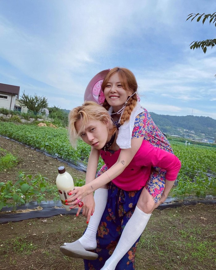 Bak menggendong bunga desa, Dawn tampak serasi dengan Hyuna (foto: instagram.com/hyunah_aa)