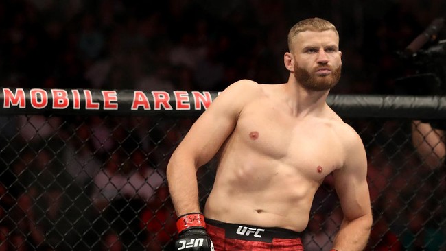Jan Blachowicz menilai Israel Adesanya telah membuat keputusan yang salah dengan memilih naik kelas ke light heavyweight di UFC 259.