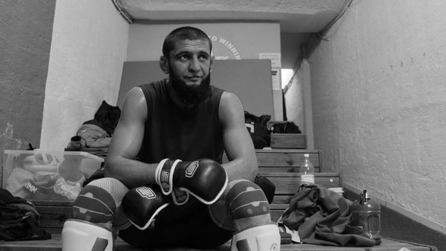 Khamzat Chimaev sempat batuk darah saat mengumumkan pensiun dari UFC, Selasa (2/3). Khamzat mengaku bingung dengan penyakit yang dideritanya.