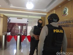KPK Geledah Kantor Dinas PUTR Pemprov Sulsel