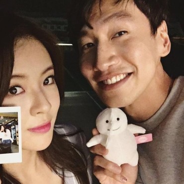 Manis Banget! Lee Sun Bin & Lee Kwang Soo Pamer Gelang Couple
