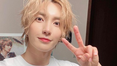 img-title Gaya Super Junior Pakai Baju Batik Rancangan Ridwan Kamil