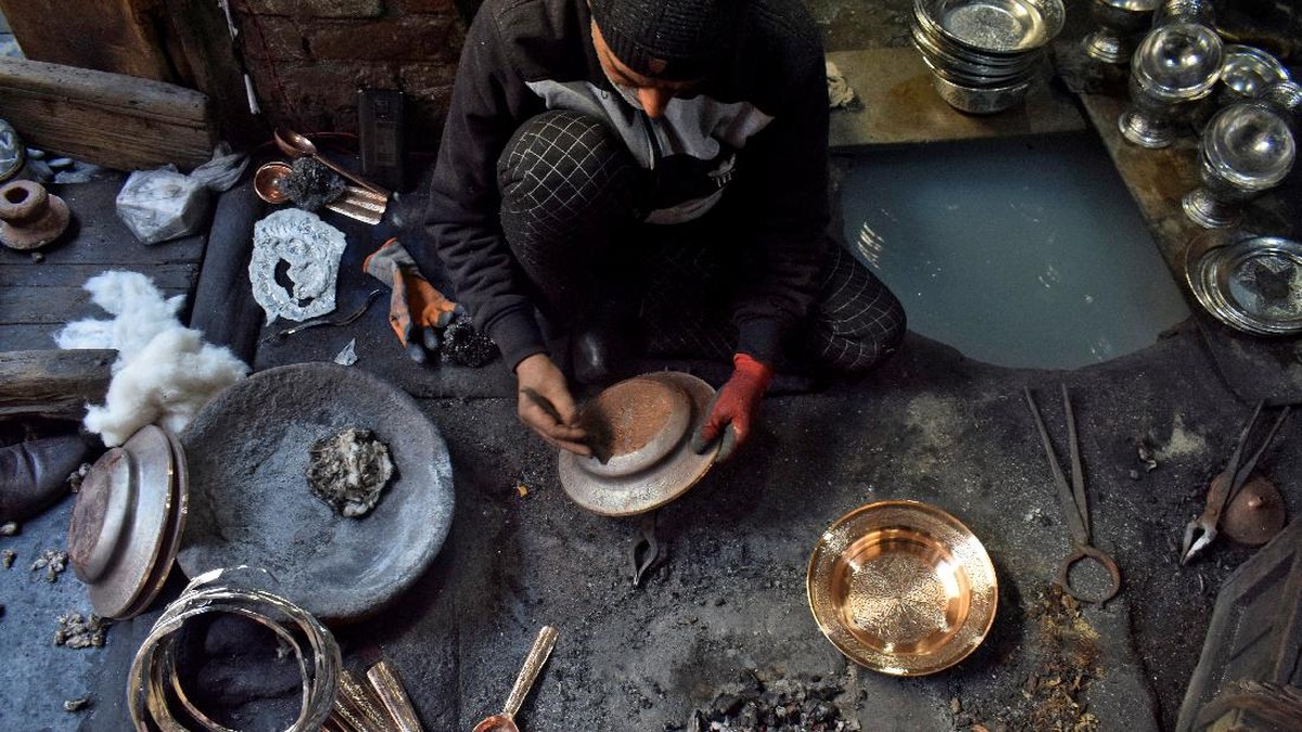 FOTO: Menengok Pembuatan Kerajinan Tembaga di Kashmir