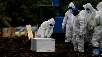 Pemakaman COVID-19 di TPU Srengseng Sawah Dua, Jagakarsa, Jakarta Selatan, Selasa, (2/3/2021). (CNBC Indonesia/Muhammad Sabki)