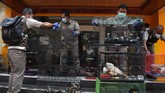 FOTO: Ratusan Satwa Ilegal Gagal Diselundupkan Penyelundupan ratusan satwa ilegal mulai dari Kakatua Jambul Putih, Nuri Tanimbar, Jalak Rio-rio, Merpati Hitam Sulawesi, dan Kura-kura berhasil digagalkan.