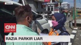 VIDEO: Razia Parkir Liar, Pengemudi Tolak Mobilnya Diderek
