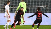 FOTO: Real Madrid Gagal Salip Barcelona Real Madrid nyaris kalah dari Real Sociedad dan gagal menyalip Barcelona di posisi dua klasemen Liga Spanyol.