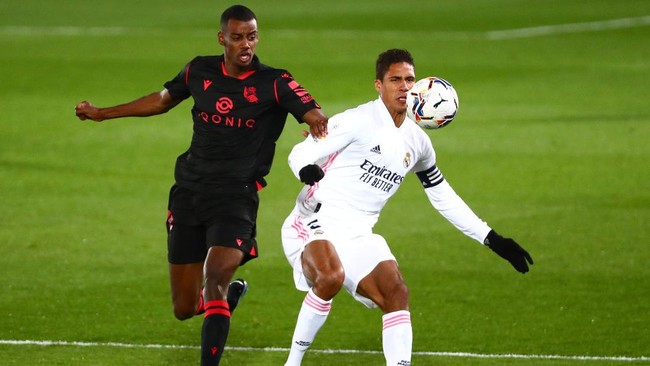 Negosiasi harga yang dilakukan Manchester United dengan Real Madrid untuk membeli Raphael Varane disebut menghasilkan angka 38,5 juta poundsterling.