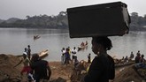 FOTO: Pemberontak Kuasai Afrika Tengah, Ribuan Orang Pindah Sekitar 240 ribu orang memilih mengungsi setelah kelompok pemberontak menguasai wilayah Afrika Tengah.