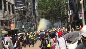 VIDEO: Sudah 18 Orang Tewas, Bentrokan Terus Terjadi