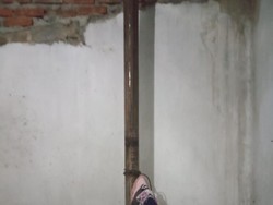 Tiang Listrik di Kamar Mandi Rumah, Bagaimana Cara Memindahkannya?