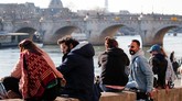 FOTO: Warga Paris Nongkrong di Sungai saat Kasus Corona Naik Penduduk di Kota Paris nongkrong di tepian Sungai Seine di tengah lonjakan kasus virus corona.