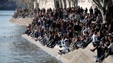 FOTO: Warga Paris Nongkrong di Sungai saat Kasus Corona Naik Penduduk di Kota Paris nongkrong di tepian Sungai Seine di tengah lonjakan kasus virus corona.