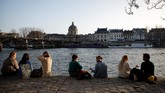 FOTO: Warga Paris Nongkrong di Sungai saat Kasus Corona Naik Penduduk di Kota Paris nongkrong di tepian Sungai Seine di tengah lonjakan kasus virus corona.