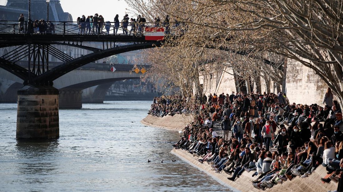 FOTO: Warga Paris Nongkrong di Sungai saat Kasus Corona Naik